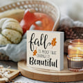 Miniatyrbild 2 av 5: Rustik Höstcharm: 'Höst är bevis på att förändring är vacker' PVC-skylt - Perfekt för lantlig inredning, Thanksgiving-bord och hylldisplay på kontoret