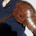 Pikkukuva 2 / 5: Nahkaiset olkasuojat keskiaikainen olkapanssari viikinkiasu ritari soturi cosplay Larp-tarvike Halloween-rekvisiitta miehille Black right