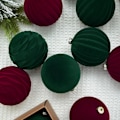 Miniatyrbilde 3 av 5: Fløyelsjulepynt 12 stk 3,1 tommer Store Julekuler Knusefrie Pynt Julekulepynt Dark green
