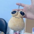 Pikkukuva 1 / 3: My Pet Alien Pou Plushie-avaimenperät Piirros Anime-hahmot Reppujen riipukset Laukut Tarvikkeet Lasten Syntymäpäivälahjat Plushies Keychain-1