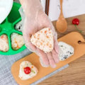 Miniatyrbilde 6 av 6: 6 hulrom Triangle Sushi Form Onigiri Risball Trykk Maker Non-stick Sushi Maker Verktøy For Tang Koriander Risballer