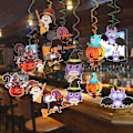Pikkukuva 4 / 6: Halloween-riippuvat pyörteet - värikkäät kattopyörteet, spiraalit, folio, lepakko, noita, pääkallo, hämähäkki, aave, kurpitsa, hirviökortit, juhlatarvikkeet