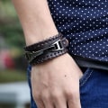 Miniatyrbillede 3 af 4: Herrearmbånd i okselæder yiwu tilbehør flettet læderarmbånd（Sort）