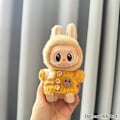 Miniatyrbild 1 av 6: Kläder för 15-17 cm v1v2 Labubu, outfit Labubu Sittande Party Bear, Etikett, Halsduk, Hatt, Väska, Docktillbehör, Söt Dekoration Yellow Sweater no doll