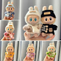 Miniatyrbild 5 av 6: Kläder för 15-17 cm v1v2 Labubu, outfit Labubu Sittande Party Bear, Etikett, Halsduk, Hatt, Väska, Docktillbehör, Söt Dekoration Pink Sweater no doll