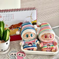 Miniatyrbild 2 av 6: 17cm Mini Plyschdockas Kläder Outfit Tillbehör För Korea Kpop Labubu Idol Sittande Fest V1 V2 Höst onesie hatt set Kläder 18 no doll