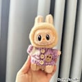 Miniatyrbild 1 av 6: Kläder för 15-17 cm v1v2 Labubu, outfit Labubu Sittande Party Bear, Etikett, Halsduk, Hatt, Väska, Docktillbehör, Söt Dekoration Purple Sweater no doll