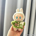 Miniatyrbild 1 av 6: Kläder för 15-17 cm v1v2 Labubu, outfit Labubu Sittande Party Bear, Etikett, Halsduk, Hatt, Väska, Docktillbehör, Söt Dekoration Green Sweater no doll