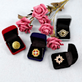 Miniatyrbillede 4 af 5: Fløjlsmyntdisplayetui Medaljer Etui Smykkeskrin Gaveæske Displayetui Til Medaljer Red