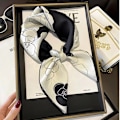 Miniatyrbilde 1 av 3: Sjal for kvinner, silke, lyse farger black and white camellia