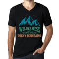 Miniatyrbild 1 av 4: T-shirt med v-ringad herr Wilderness Adventure Calls The Rocky Mountains – Wilderness, Adventure is Calling Rocky djup svart XXL