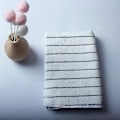 Pikkukuva 5 / 5: Mikrokuituiset keittiöpyyhkeet - 8 kpl (raidallinen harmaa ja valkoinen design) - pehmeät, erittäin imukykyiset ja nukkaamattomat, 45 x 65 cm