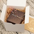 Miniatyrbillede 2 af 5: Gaveæsker 3 x 3 x 3 tommer Hvide Papiræsker med Låg til Gaver Håndværk Cupcake Emballageæsker (50)