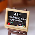 Miniatyrbild 3 av 4: Inkluderar Mini Docka Ryggsäck Glasögon Svarta Tavlan Miniatyrböcker Papper Urklipp Penna Docka Linjaler Docktillbehör Flickor