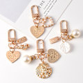 Miniatyrbillede 3 af 4: Faux Pearl Keychains Metal Heart Shell Key Chain Charms Key