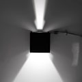 Miniatyrbillede 1 af 2: 7W LED Kvadratisk Cube Vægskinne Indendørs/Udendørs Hjem Soveværelse Ganglampe Sort Skall Kold Hvid