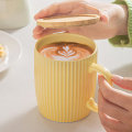 Miniatyrbillede 5 af 5: 400 ml keramisk krus med lodrette striber er frisk og enkel. Morgenmadskrus med lodrette striber og låg. Kontorkaffekop og vandkop.