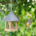 Miniatyrbillede 6 af 7: Fuglefoderbræt, hængende foderstation i form af træhus, brugt til udendørs haveparkdekoration, ved hjælp af slynge