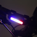 Miniatyrbilde 1 av 7: USB-oppladbart supersterkt LED-sikkerhetsblinkende lys med 3 farger og 7 lysmoduser