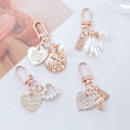 Miniatyrbillede 2 af 4: Faux Pearl Keychains Metal Heart Shell Key Chain Charms Key