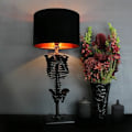 Miniatyrbild 2 av 5: Skalle Skelett Lampa, Unik Gotisk Dekor: Handmålad Faux Benfinish Korsade Armar Design Polyresin Konstruktion För Gotisk Heminredning (10x10cm Bas