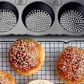 Miniatyrbillede 7 af 9: Hamburgerbolleforme - Silikonebrødform med huller, 4 tommer form perforeret non-stick bakkeværktøj sprød rund form til bagning