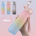 Miniatyrbillede 9 af 10: Blændende Gradient Plastik Vandkop 1000ml Stor Kapacitet Frostmat Casual Kop Rumkop