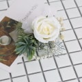 Miniatyrbild 3 av 3: 2 st corsage och boutonniere set, konstgjord handledscorsage set,