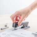 Miniatyrbild 4 av 5: Klassisk skrivbordsstapler för tung användning, kapacitet 20 ark, bärbar