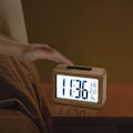 Miniatyrbild 3 av 6: Digital väckarklocka, digital väckarklocka i trä med sensor