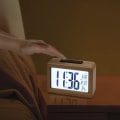 Miniatyrbilde 3 av 6: Digital vekkerklokke, digital vekkerklokke i tre med sensor
