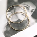 Miniatyrbild 2 av 6: Stora Tunna Mönstrade Hoop Guld Örhängen - Klassiska & Stilrena Guld