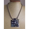 Miniatyrbild 2 av 3: Z&R Halsband i Silver Färg - emaljerat hänge fjäril & blommor