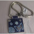 Miniatyrbild 3 av 3: Z&R Halsband i Silver Färg - emaljerat hänge fjäril & blommor
