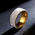Miniatyrbild 2 av 2: Glittrande Ring i Rostfritt Stål i Guld Färg med 5 rader Rhinestones/Strass - Stl 16 Guld