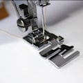 Miniatyrbild 3 av 5: Multifunktionella symaskinsdelar för hushåll, symaskinsfothållare, elastisk tygpressarfot för elektrisk hushållssymaskin (2 st, silver)