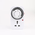 Miniatyrbilde 3 av 4: Enkel 24-timers innendørs timer, 1 polarisert stikkontakt, plugg inn, daglig på/av-syklus, 30-minutters intervall, for lamper