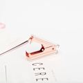 Miniatyrbillede 4 af 5: Neglelakfjerner Akryl Transparent Hæfteklammer Neglelakfjerner Læring Kontorartikler Neglelakfjerner (1 stk)