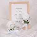Miniatyrbilde 2 av 5: Rose håndleddskorsett for brudesvenn og knapphullsblomstsett for bryllup, fest, håndblomsterdekorasjon, sett med 2 (hvit)