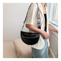 Miniatyrbild 5 av 5: Liten axelväska för kvinnor, crossbody-väska, midjeväska i konstläder, crossbody-väska för resor - halvmåneformad läderväska