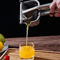 Miniatyrbild 3 av 5: Citronpress i Rostfritt Stål - Handdriven Saftpress för Apelsin, Lime, Grapefrukt