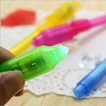 Miniatyrbillede 4 af 5: 2 stk Usynlig Blækpen Spy Pen Med UV Lys Magic Marker Børnepenne Til Hemmelig Besked Og Fest Gul Yellow