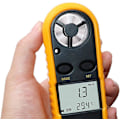 Miniatyrbillede 5 af 5: Digitalt Anemometer Håndholdt LCD Vindhastighedsmåler og Temperatur med Baggrundsbelysning til Sejlads Surfing Gliding Ventilatorfremstilling (1 stk, Orange)