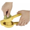 Miniatyrbild 5 av 5: Citruspress för apelsiner, citroner, mandariner - Dubbel Twist-press för att extrahera juice manuellt, tålig plast (1 styck, gul)
