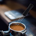 Miniatyrbild 2 av 4: Nål Kaffe Tamper Distributör Espresso Omrörare Distributionsverktyg (1st, Svart)