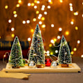 Miniatyrbilde 4 av 5: Mini Juletrær, Små Furutrær med Trebaser for Julen, Kunstige Juletrær, Juletrær