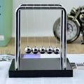 Miniatyrbilde 2 av 5: Newtons Vugge Balanse Stål Kuler Pendelkule Fysikk Vitenskap Pendel Ornamenter Intelligent Leke Skrivebord Vugge Tidlig Utdanning