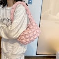 Miniatyrbild 4 av 5: Rosa moln bubbla armhåla veckad axel enkel clutch väska för resor