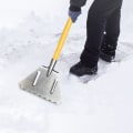 Miniatyrbilde 1 av 5: Solid Snøskuffe i Stål for Snørydding Utendørs, Isskraper for Bil, Hjem og Reise - Kompakt og Solid for Vinter og Vær