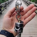 Miniatyrbillede 4 af 5: Piston Art Nøglering Skalle Vedhæng, Nøglering Med Vedhæng & Lommelygte & Flaskeåbner Multifunktionel Kunst Nøglering
